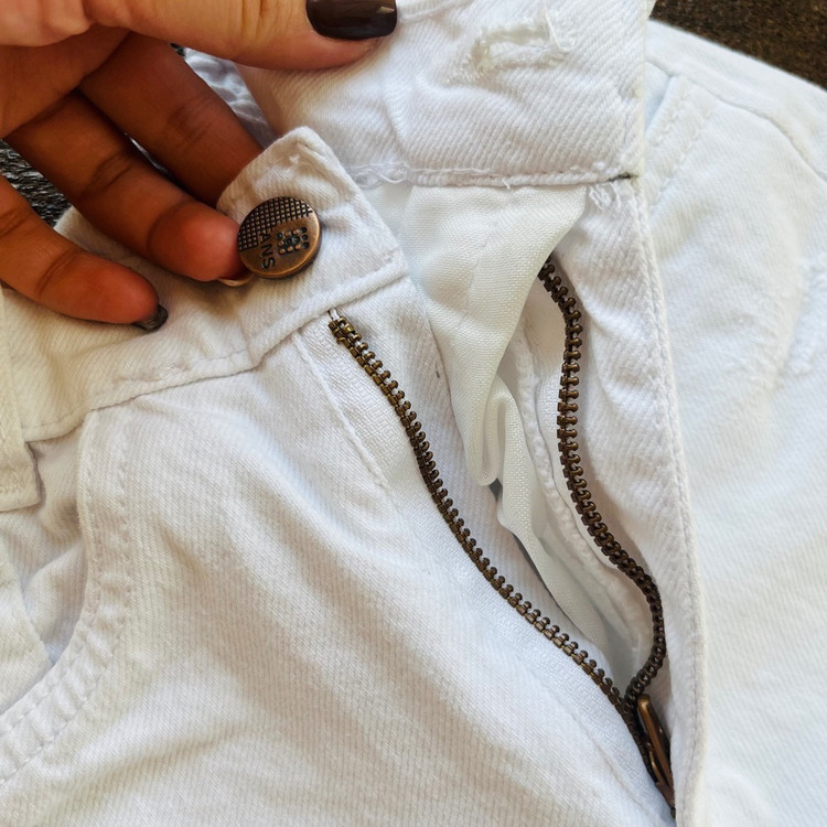 قیمت و خرید اینترنتی شلوار جین سفید کجراه